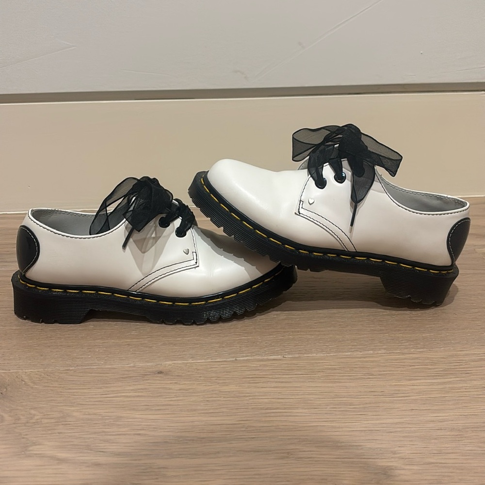 Heart Dr. Martens white size 5